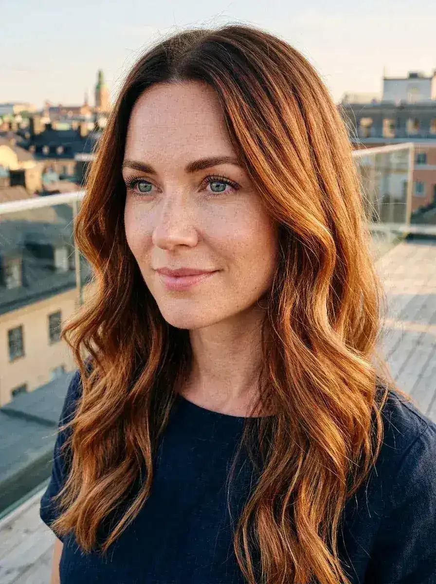 Langt kobberfargent hår med balayage og løse beach waves