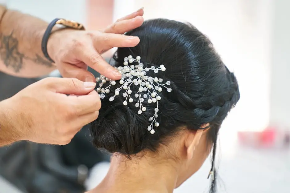 Brudehår med glitterdekorasjon blir festet av hårstylist før bryllup.