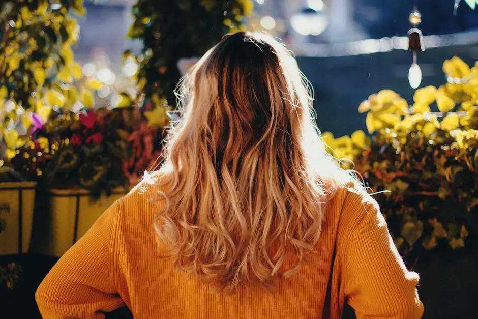Kald eller varm hårfarge — hva er egentlig forskjellen – Kvinne med blond hårfarge nyter sol og høst