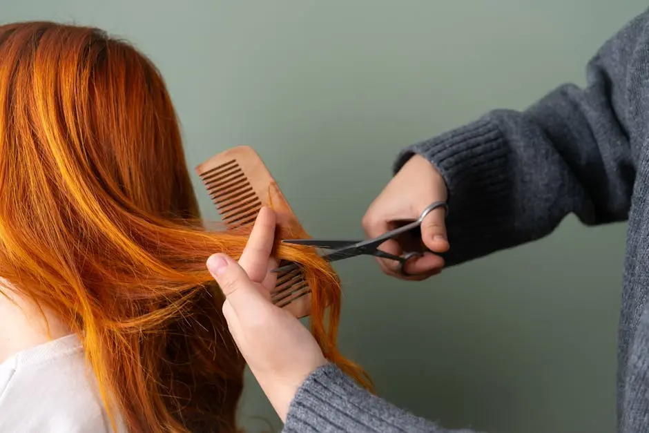 Frisør kammer sunt og glansfullt rødt hår med trehårkam som del av haircare rutine