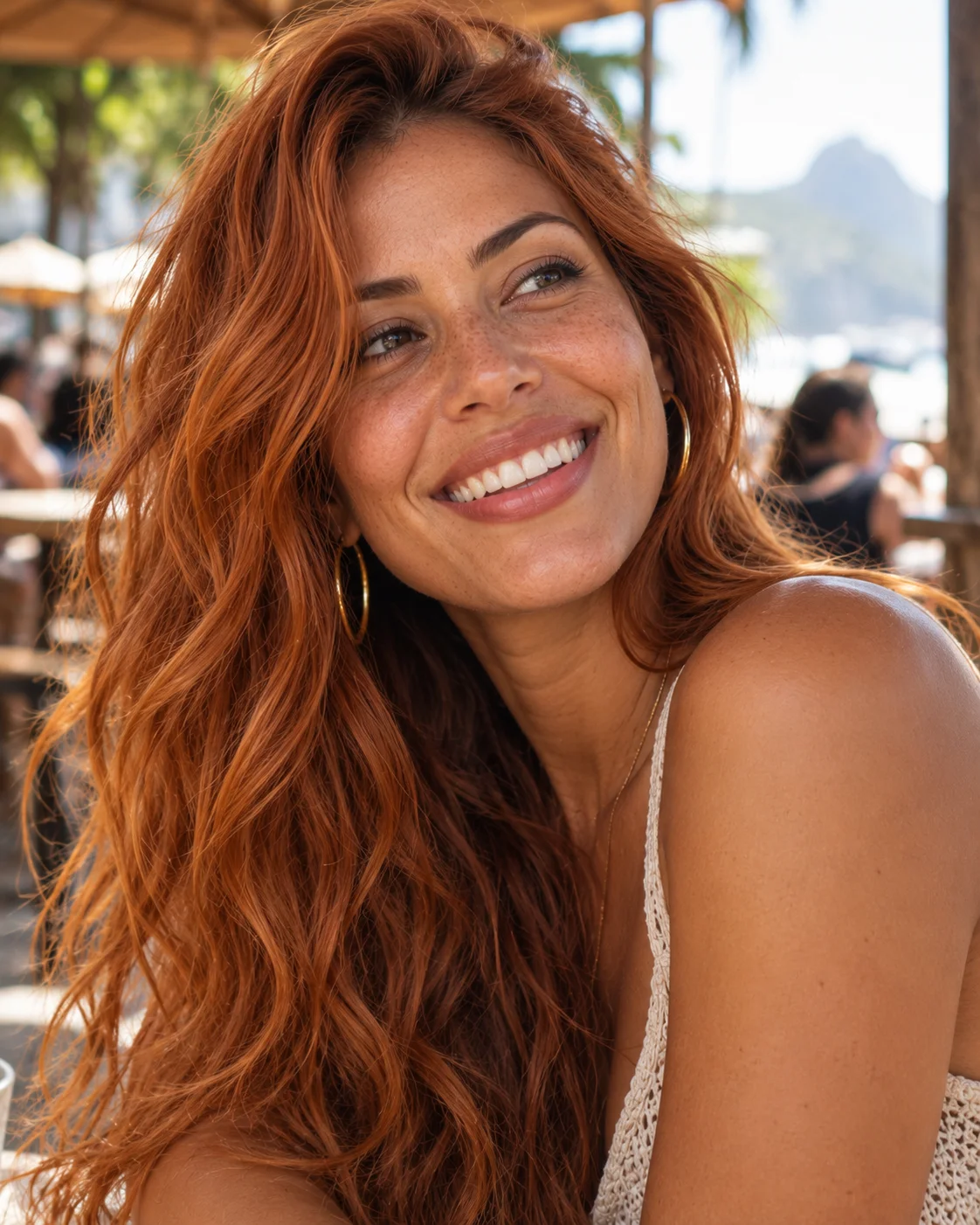 Langt kobberrødt hår med naturlige beach waves og lett tekstur utendørs.