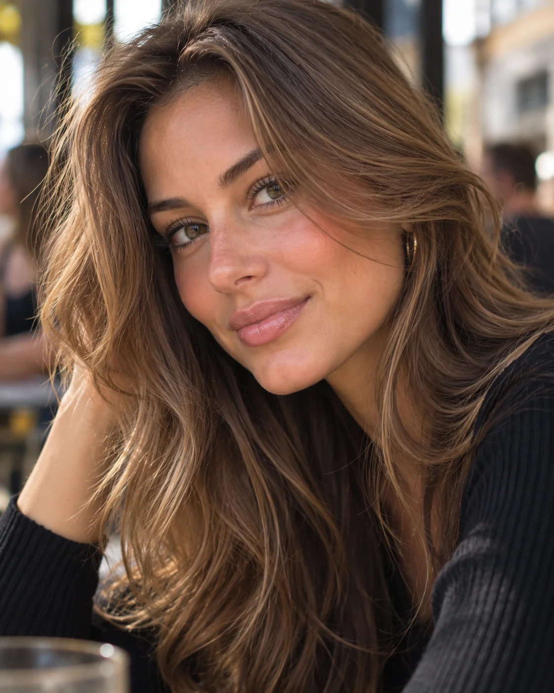 Layers langt hår med lysebrun balayage, teksturert lengde og myk finish