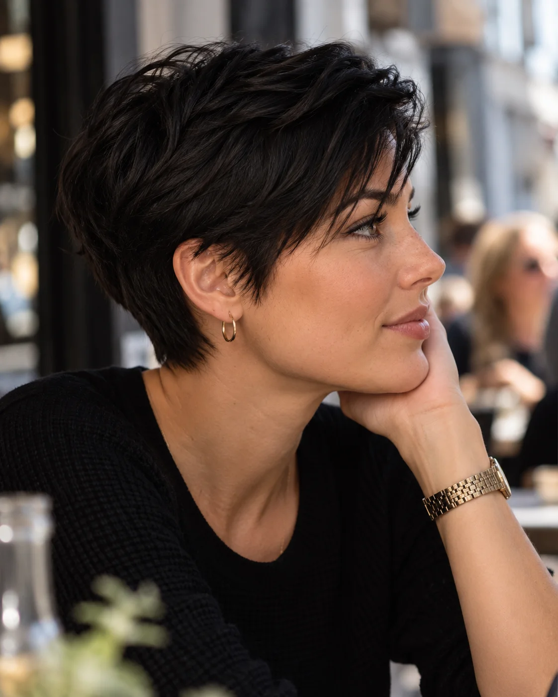 Mørk brun kort teksturert pixie med lag og lett volum, profilbilde dame.